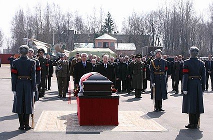 Smoleńsk 11.04.2010. Powrót ciała śp. L.Kaczyńskiego  do Polski
źródło: http://www.poloniarosji.ru/novosti/wieczny-odpoczynek-ra