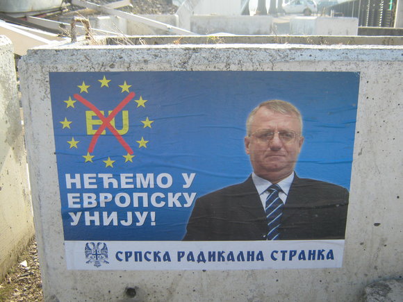 Na zdjęciu w Kosowskiej Mitrovicy lider radykałów, Vojislav Szeszelj i napis "Nie chcemy do Unii Europejskiej".