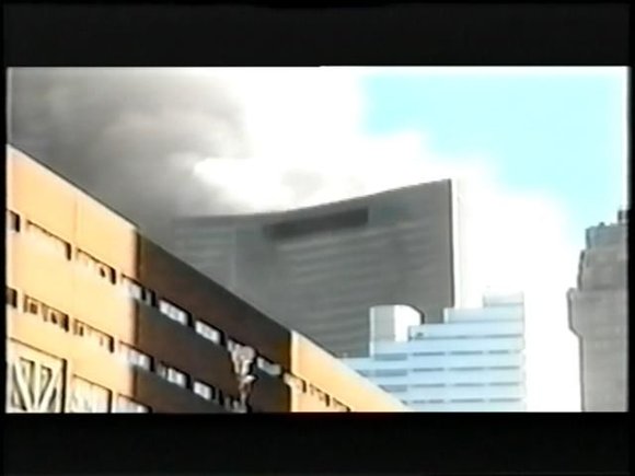 Uchwycony na zdjeciu moment rownomiernego opadania WTC 7