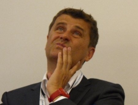 Janusz Palikot wydaje się zastanawiać: "Kogo by tu dzisiaj wyciągnąć z SLD?" (fot. flickr.com/photos/drabikpany)